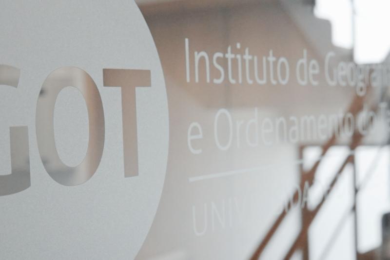 Logotipo do IGOT na parede de vidro do espaço de atendimento da Biblioteca