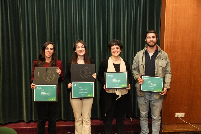 Grupo de alunos com o prémio ULisboa-redeMOV 2021